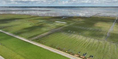 Campingplätze - Geschirrspülbecken - Luftaufnahme über den Deich - Nordseecamping zum Seehund Nordseecamping