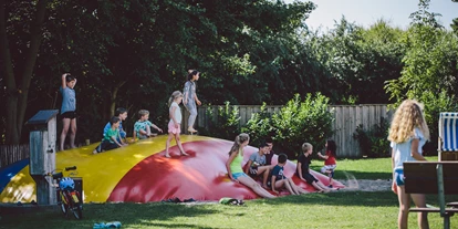 Campingplätze - Geschirrspülbecken - Spielplatz mit Luftkissen - Nordseecamping zum Seehund Nordseecamping