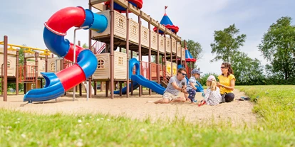 Campingplätze - Geschirrspülbecken - Ritterburg auf der Drachenwiese. - Ostseecamping Heide