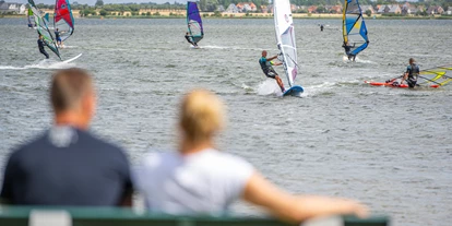 Campingplätze - Geschirrspülbecken - Der stehtiefe Burger Binnensee bietet einen der beste Surfspots Europas! - Camping- und Ferienpark Wulfener Hals