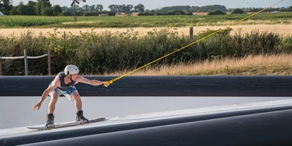 Campingplätze - Geschirrspülbecken - Adrenalin garantiert! Der Wakepark Fehmarn liegt direkt vor unserem Campingpark, auch bei Flaute heißt es also: Ab aufs Wasser! - Camping- und Ferienpark Wulfener Hals