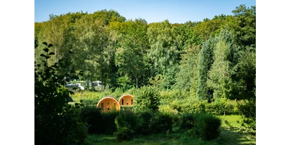 Campingplätze - Geschirrspülbecken - ein Blick auf unsere Schlaffässer - Seecamping Weisser Brunnen