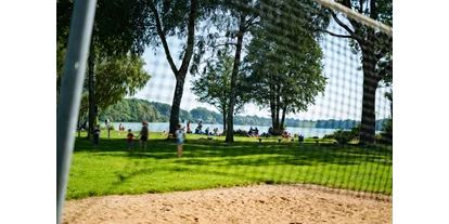 Campingplätze - Geschirrspülbecken - Unser Volleyballfeld mit Blick auf die Badestelle - Seecamping Weisser Brunnen
