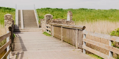 Campingplätze - Geschirrspülbecken - Brücke zum Deich - Strandcamping Wallnau