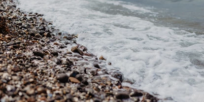 Campingplätze - Geschirrspülbecken - Wellen am Naturstrand - Strandcamping Wallnau